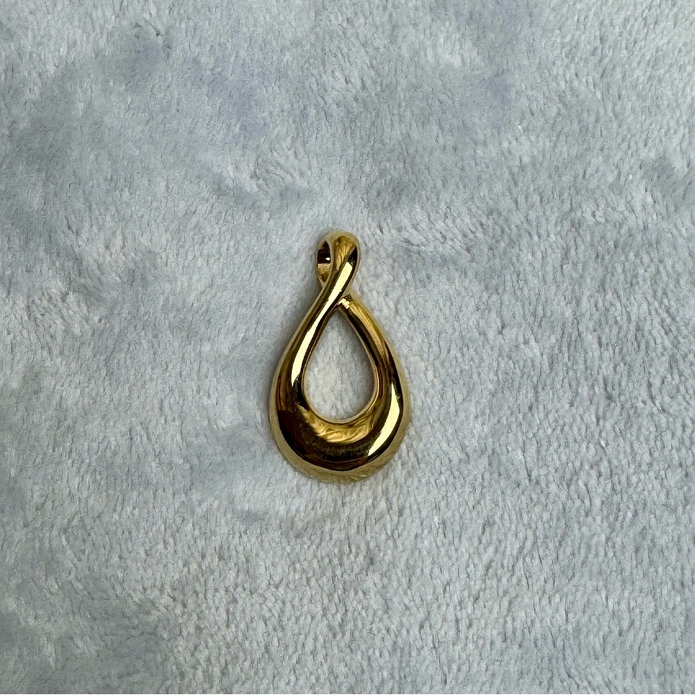 Lia Sophia Gold Tone Ovation Pendant